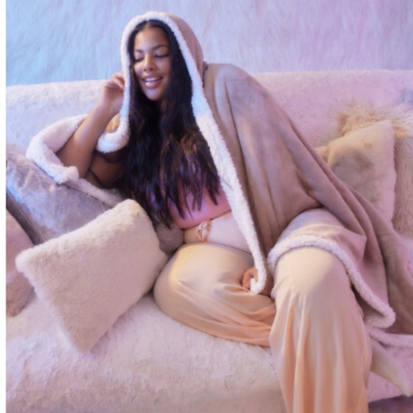 Socialite Other - 🆕 Socialite Hooded Sherpa Throw
